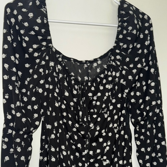 Elegant Black Floral Dress - Picture 2 of 4